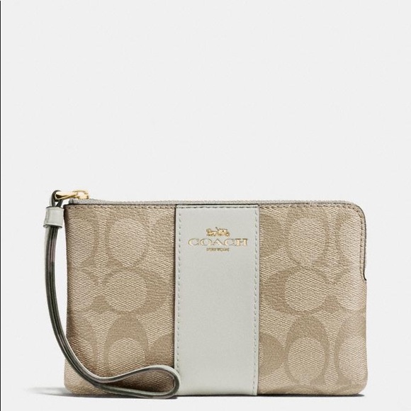 Coach Handbags - NWT💕Coach Corner Zip Wristlet in Signature Canvas